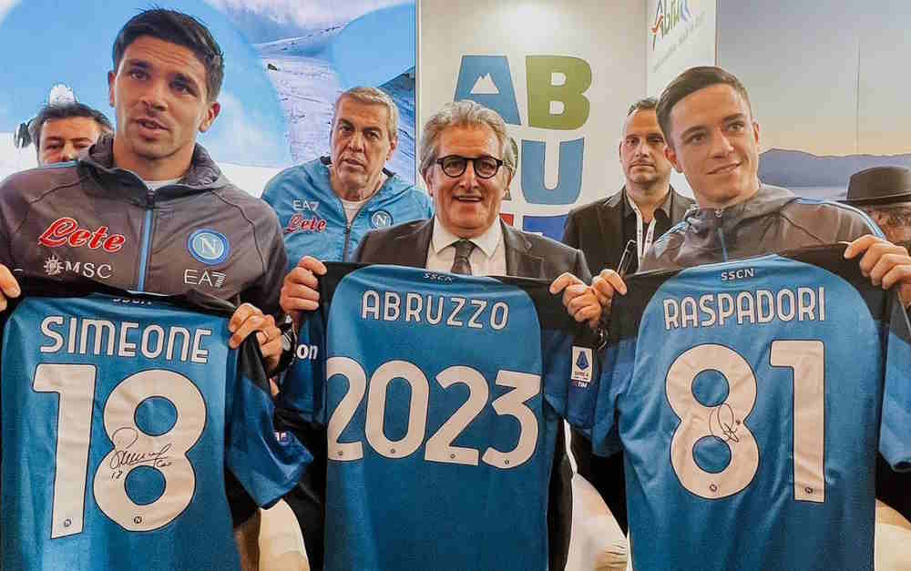 I calciatori del Napoli Simeone e Raspadori in visita allo stand dell'Abruzzo presso la Borsa Mediterranea del Turismo