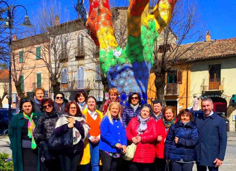 L'Alberone di Tagliacozzo si veste coi colori della pace grazie al lavoro di un gruppo di donne del paese