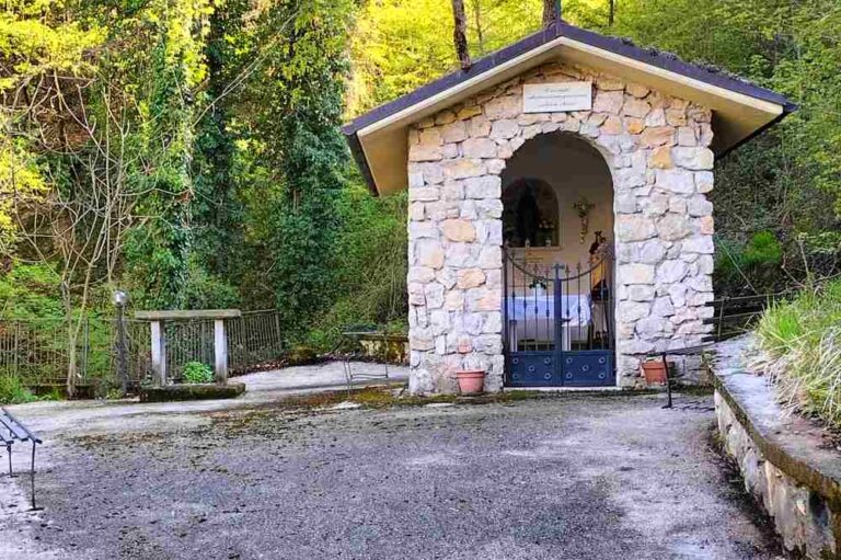 Pulita e sistemata la cappella della Madonna delle Grazie nel bosco di Pescocanale