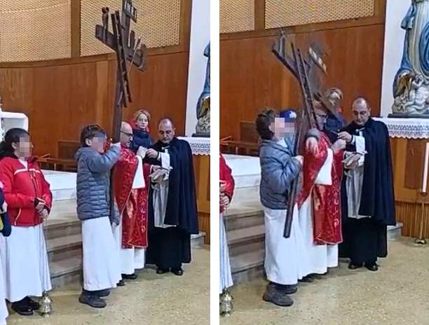 La croce di legno scivola dalle mani del chierichetto e colpisce il parroco: il video diventa virale