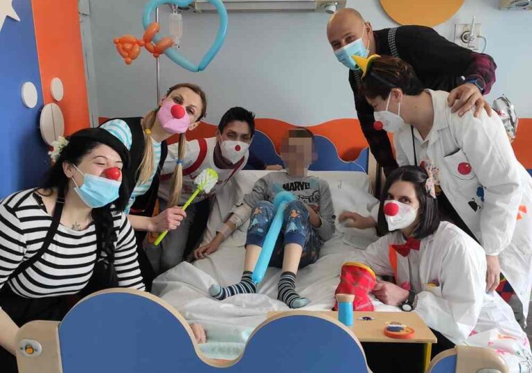 I clown della Croce Verde Valle Roveto portano un sorriso ai bambini ricoverati in ospedale