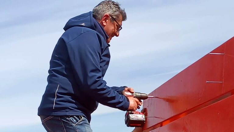 Roberto D'Amico, Sindaco di Morino, lavora all'installazione della Big Bench di Rendinara che sarà inaugurata il 29 Aprile