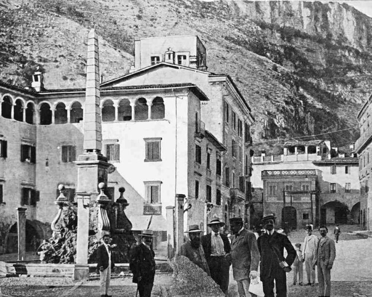 Piazza Obelisco, a Tagliacozzo, in una splendida fotografia cartolina dei primi del '900