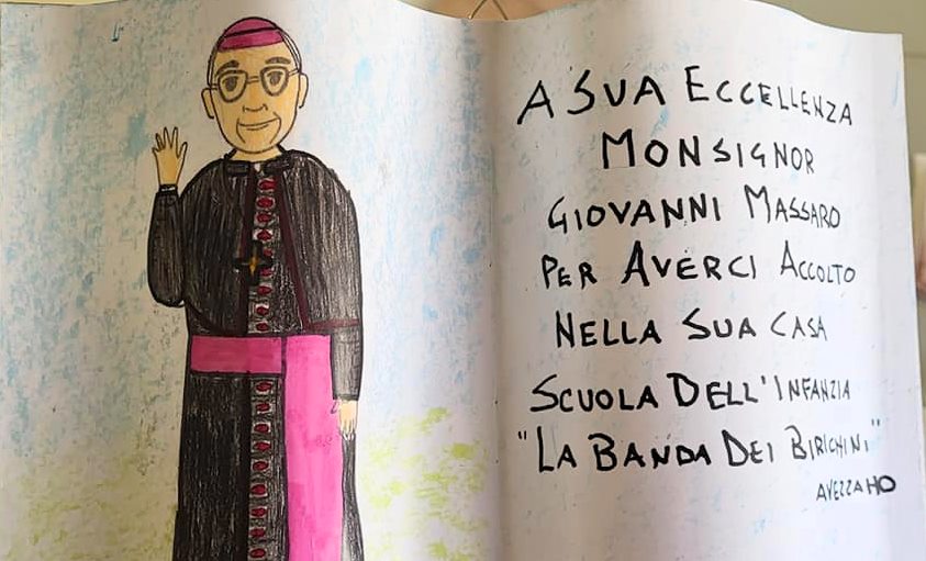Un gruppo di bambini visita l'Archivio diocesano della Marsica e regala un disegno al vescovo Giovanni