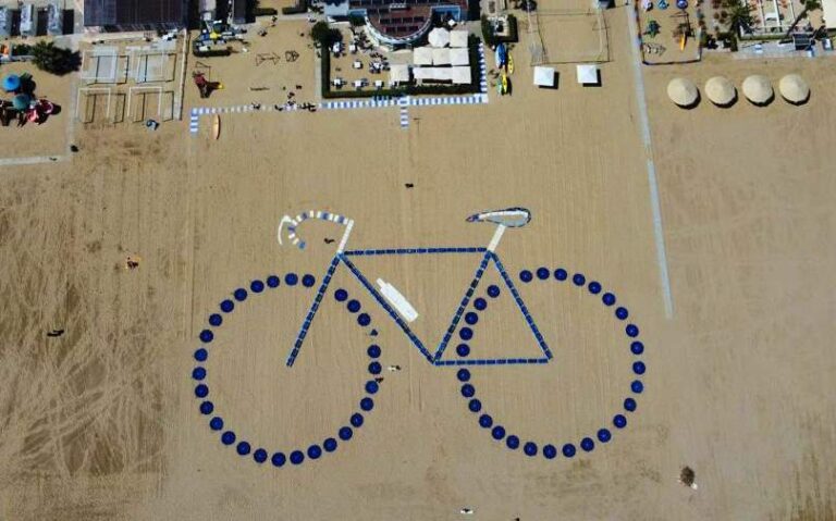 Sulla spiaggia di Roseto realizzata una bicicletta gigante per omaggiare il passaggio del Giro d'Italia