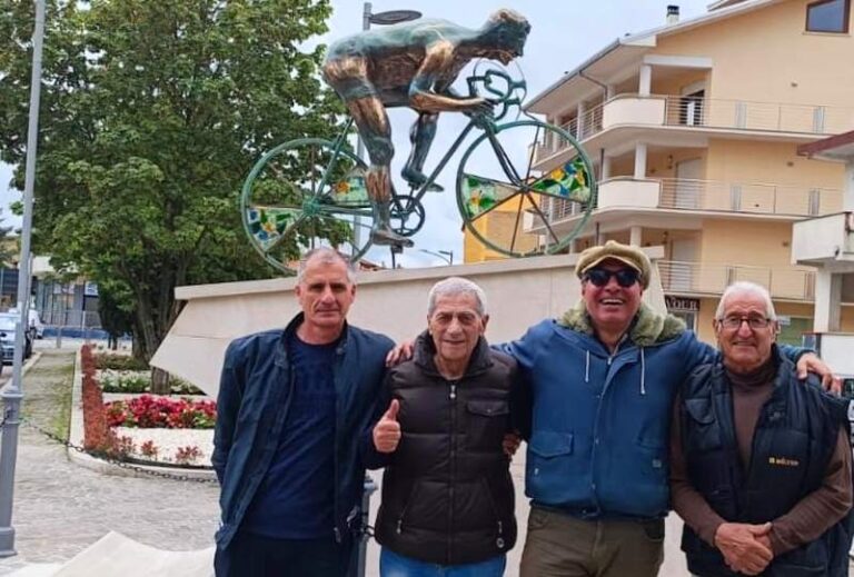 Il ciclista veneto Flavio Martini rende omaggio alla statua del suo grande amico Vito Taccone