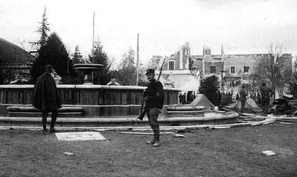 In una suggestiva foto d'epoca Palazzo Torlonia e i suoi giardini poco dopo il terremoto del 1915