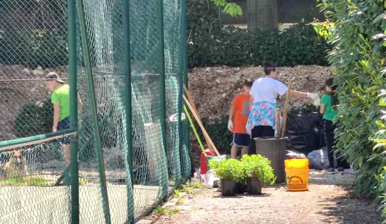 I ragazzi dell'ASD Velino Sporting Club ripuliscono le strutture sportive di Magliano de' Marsi