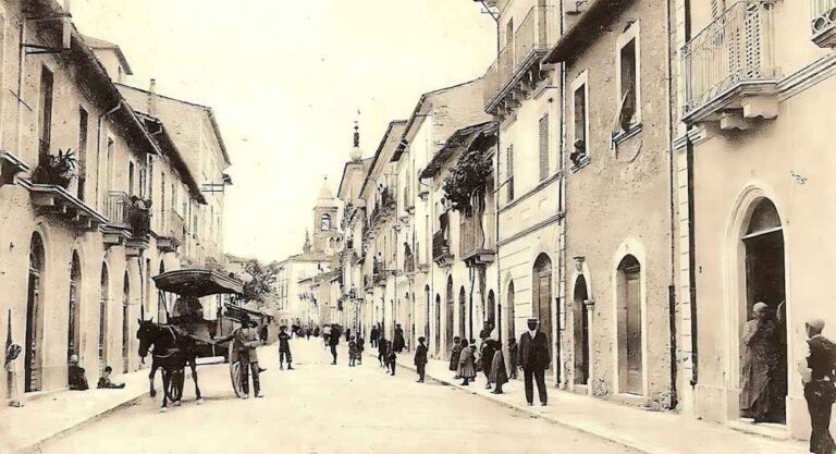 Come appariva via Mazzarino, ad Avezzano, prima del terremoto del 1915