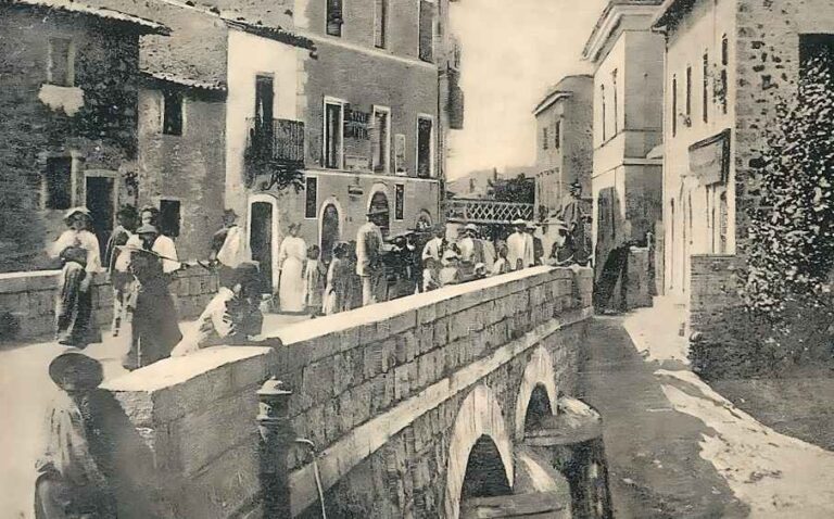 L'ingresso al paese di Carsoli in una vecchia fotografia dei primi del Novecento