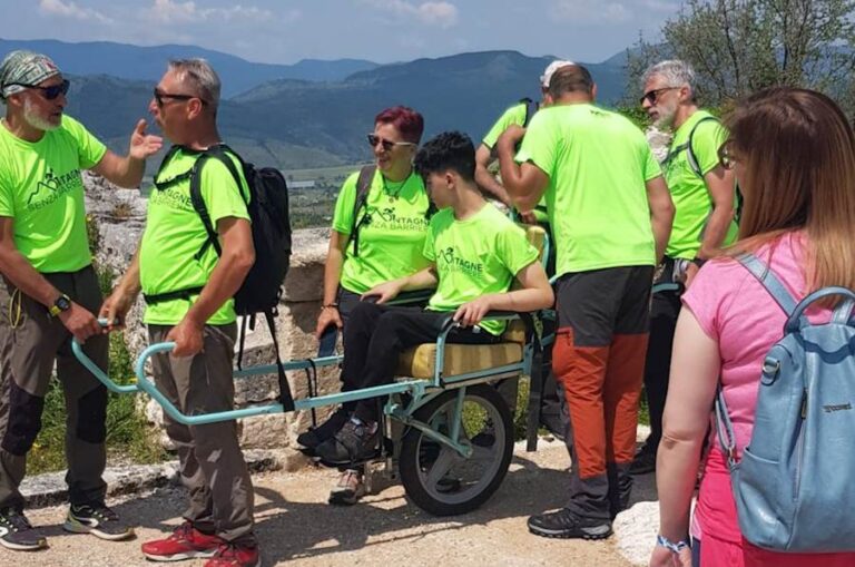 Ragazzi disabili visitano il borgo e gli scavi di Alba Fucens: una giornata all'insegna della cultura, dell'inclusione e dell'amicizia