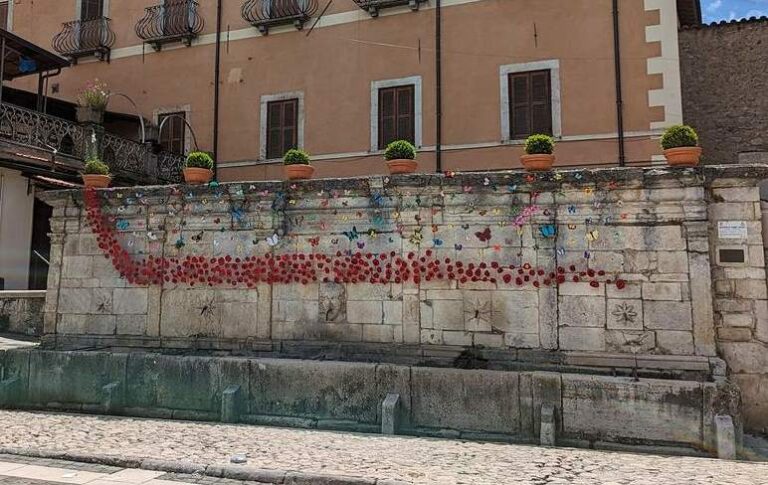 Fiori e farfalle decorano l'antica Fontana di Porta dei Marsi di Tagliacozzo ma non a tutti piace