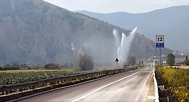 Irriga il campo a Fucino ma il getto d'acqua inonda la strada: "Potrebbe essere pericoloso per auto e moto"