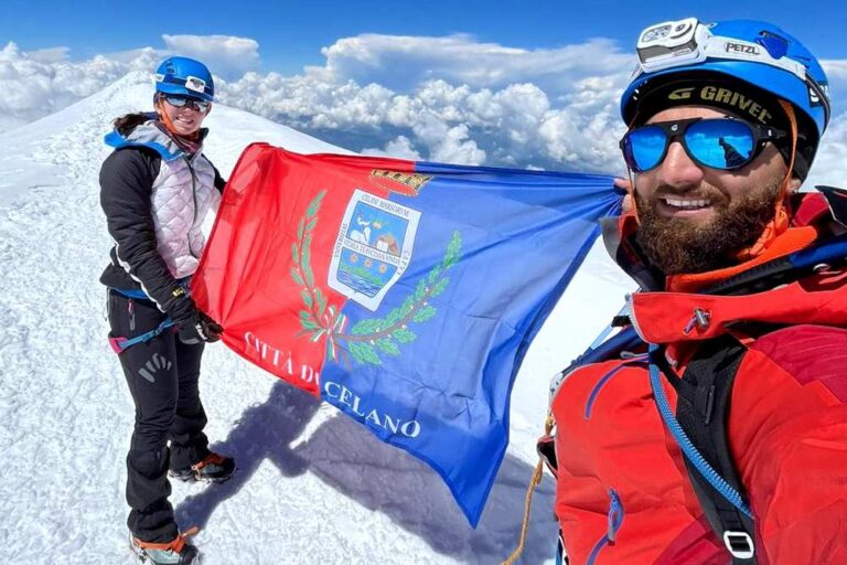 Giuseppe Testa porta la bandiera di Celano sulla vetta del Monte Bianco