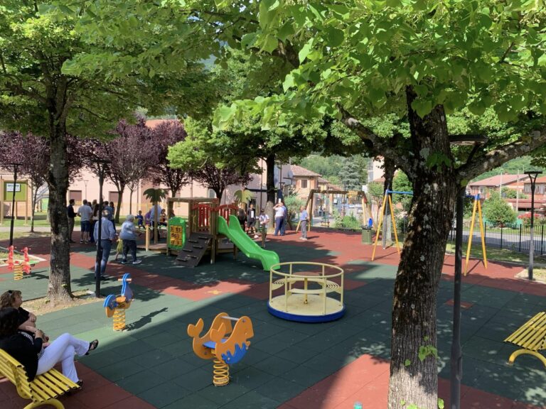 Aperto il parco giochi inclusivo di Canistro, Sindaco Vitale: "Due nuovi giochi inclusivi, oltre 300 mq di pavimentazione antitrauma"