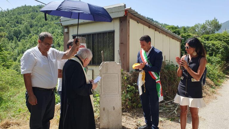 Scoprimento e benedizione di una stele a Civitella Roveto, Sindaco Oddi: "Luogo legato alla Basilica di San Pietro in Roma"