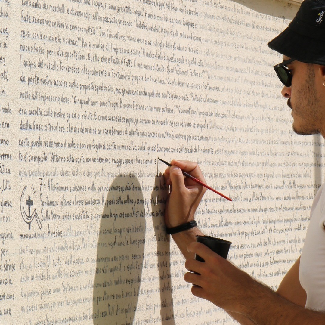 In fase di restauro il murale con il testo completo del romanzo "Fontamara" che si trova ad Aielli