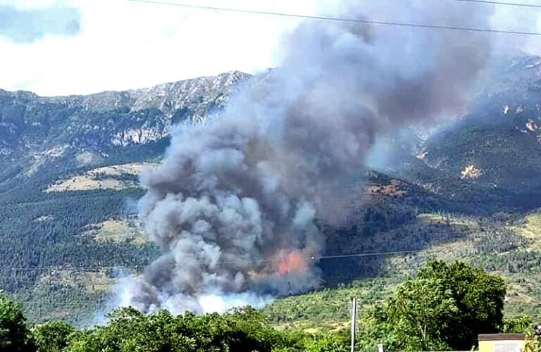 Vasto incendio distrugge il monte Morrone: in fiamme più di 500 ettari di territorio