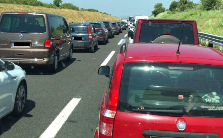 Traffico paralizzato sull'A24, poco prima dell'uscita di Tivoli, a causa di un incidente