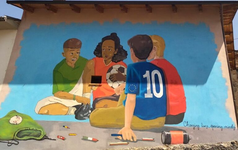 Inaugurato nuovo murale ad Aielli, realizzato da Pietro Morgani in collaborazione con 34 ragazzi arrivati da mezza Europa