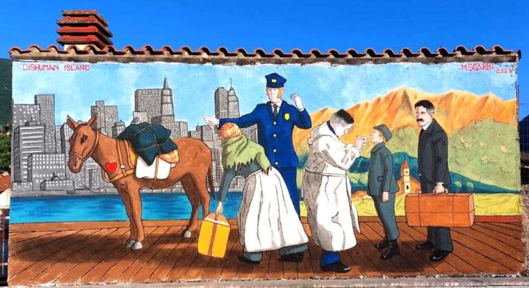 Pescocanale, cuore pulsante e valigia di cartone: realizzato il primo di cinque murales tra le vie del borgo marsicano