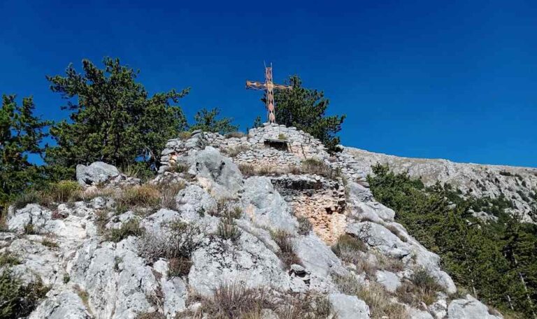 Il CAI ritraccia il percorso storico della vecchia Celano sul Monte Tino e gli Alpini ristrutturano l'antica chiesetta