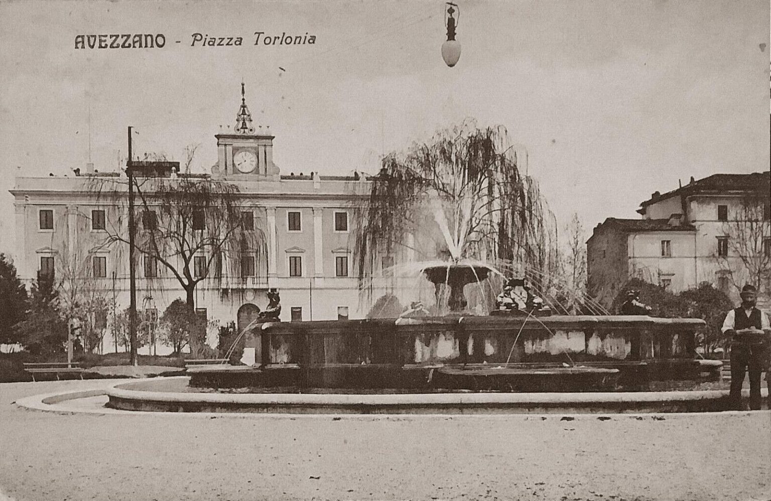 Palazzo Torlonia e la sua fontana in una splendida foto d’epoca ...