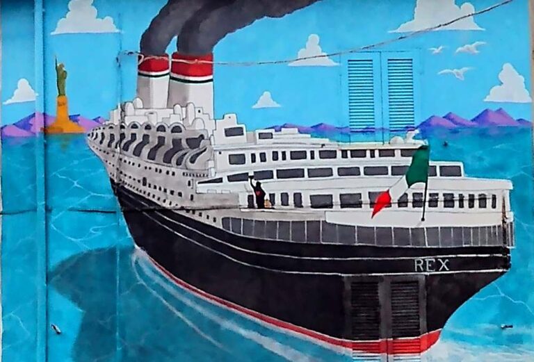 Un grande transatlantico appare a Pescocanale, è il nuovo murale di Up 2 Artists dedicato alla storia dei migranti