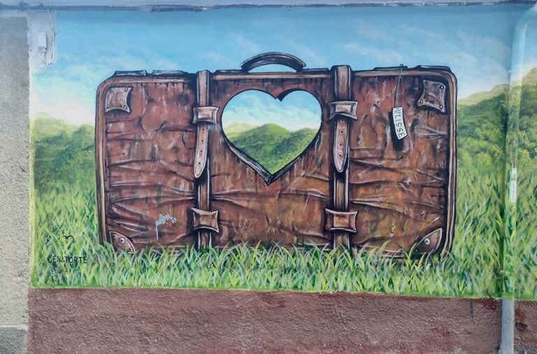 La valigia di cartone con un cuore sulla Valle Roveto: il nuovo murale di Pescocanale è opera di Maupal