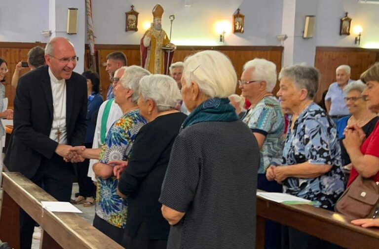 La comunità di Carrito ha accolto il vescovo Giovanni Massaro