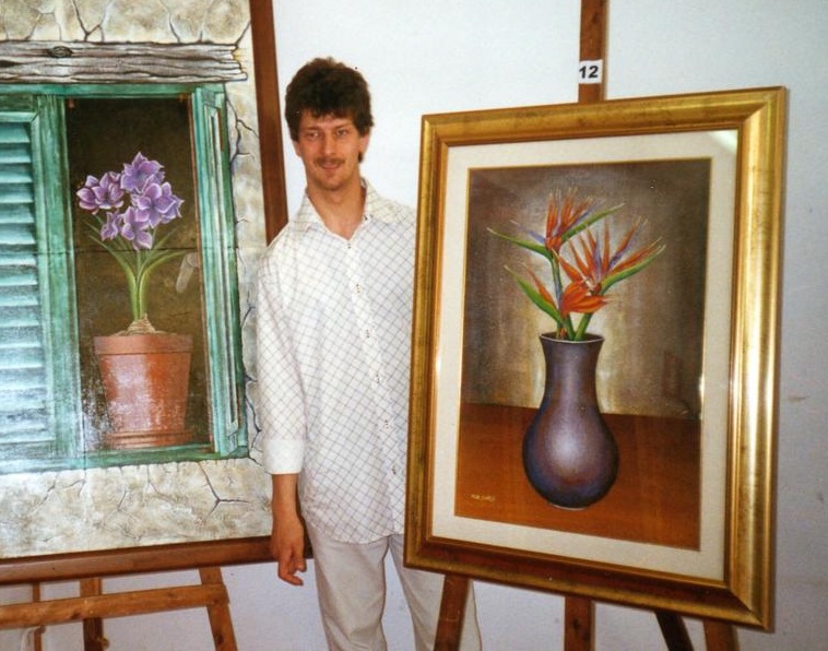 L'Artista Massimo De Santis tra due sue opere in una mostra personale negli anni '90 del XX secolo