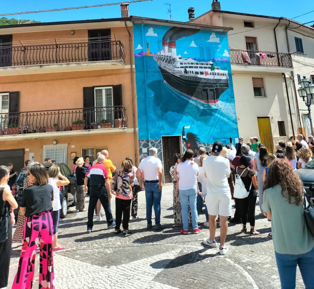 Pescocanale: grande successo per l’inaugurazione ufficiale dei murales dedicati all’emigrazione.