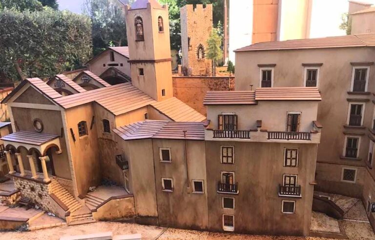 Spettacolare riproduzione in miniatura del centro storico di Corcumello, opera di Alberto Piacente, esposta nella chiesa di Sant'Antonio