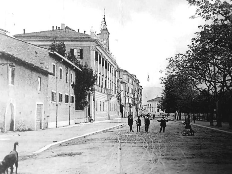 Una passeggiata davanti a Palazzo Torlonia nei primi anni del Novecento