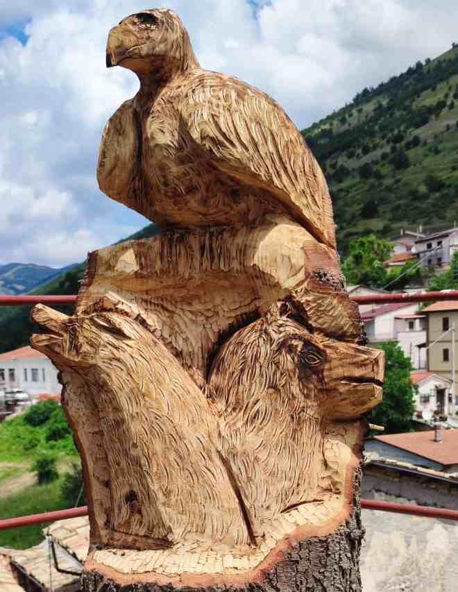 Un albero da abbattere trasformato in un'opera d'arte da Giancarlo Sociali: "Un omaggio agli animali del Parco e alla natura"