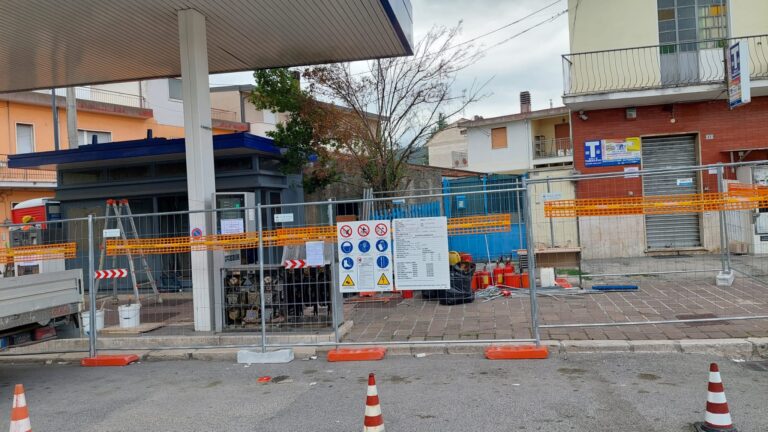 Vecchi distributori, via alla bonifica. Dopo l’ordinanza del sindaco Di Pangrazio scatta la demolizione dell’impianto di Piazza Cavour