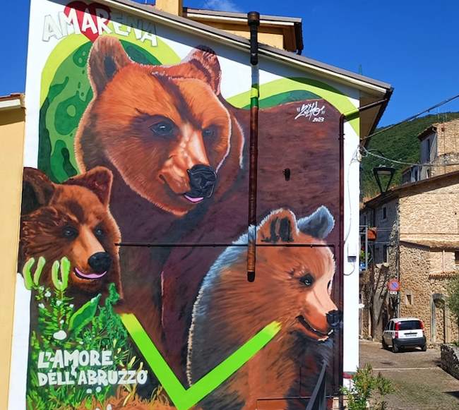 Un nuovo e commovente murale dedicato all'orsa Amarena e ai suoi due cuccioli