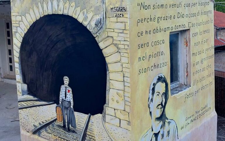 Nuovo murale dedicato ai migranti a Pescocanale: ispirato al film "Pane e Cioccolata" con Nino Manfredi