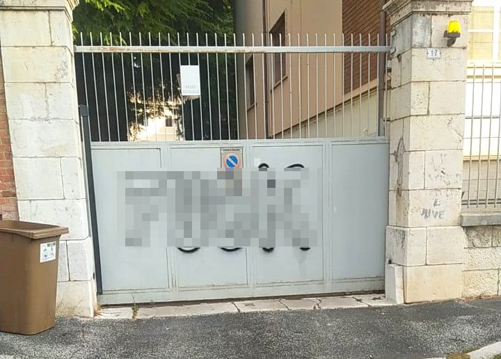 Ricompare la scritta volgare sul cancello dell'Istituto "Sacro Cuore" di Avezzano