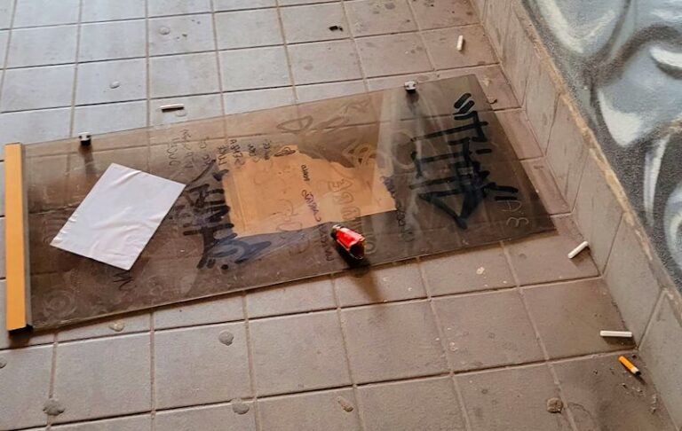Rifiuti, sudiciume e bottiglie rotte nel "Sottopasso degli Angeli" di Tagliacozzo: "Molto triste vedere tanta sporcizia"