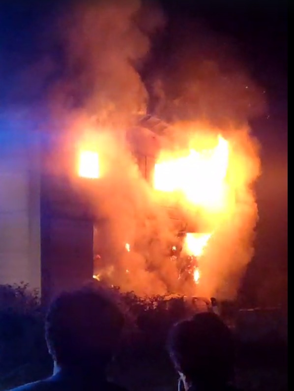 Il video del terribile incendio che ha devastato un capannone agricolo di Villa San Sebastiano