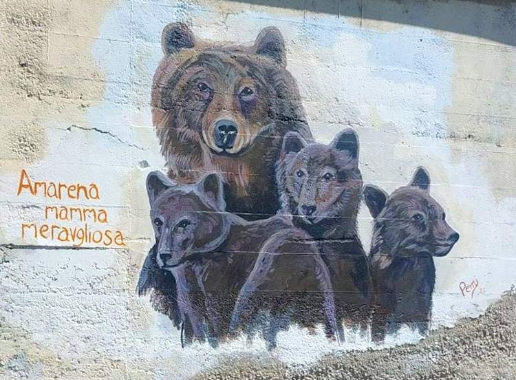 "Amarena mamma meravigliosa", un nuovo murale dedicato all'orsa e ai suoi cuccioli