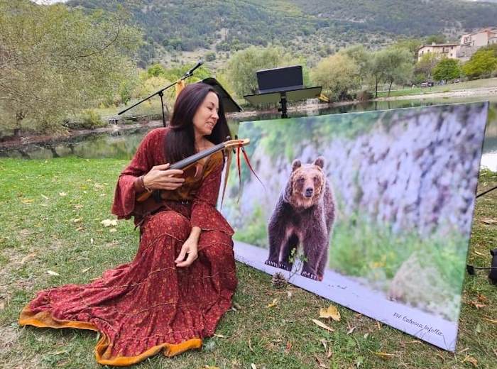 Un concerto per Amarena: la violinista Angela Di Giuseppe ha suonato per ricordare l'orsa