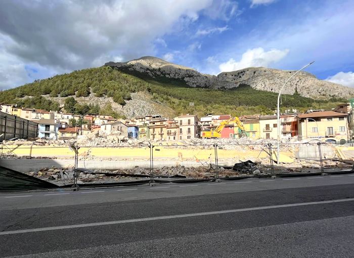 Demolita la scuola "A. Prodigo" in piazza Aia a Celano, al suo posto verrà costruito un nuovo asilo nido comunale