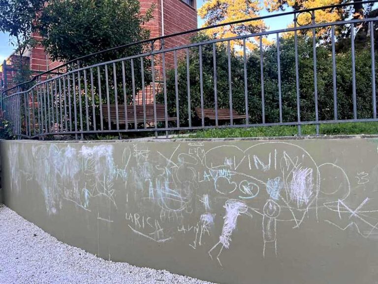 "Il muro dei giardini pubblici non è una lavagna!", la Sindaca di Carsoli rimprovera alcuni genitori