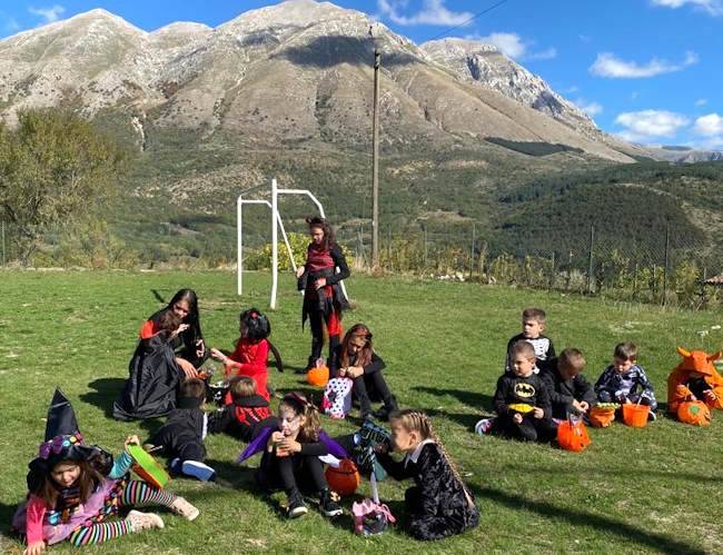 Il borgo di Rosciolo si anima grazie ai bambini e la loro passeggiata di Halloween