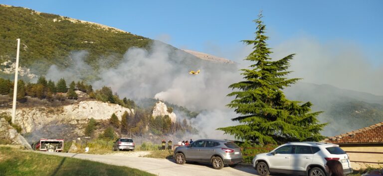 Vasto incendio a Civita d'Antino, in azione Canadair e Vigili del Fuoco (foto)