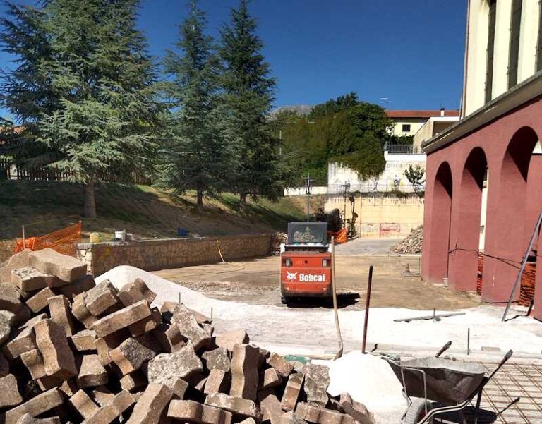 Lavori in corso ad Aielli, Sindaco Di Natale: "Lo spazio adiacente la chiesa di Sant'Adolfo sta per essere rigenerato"