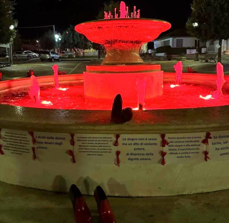 La Pro Loco di Lecce nei Marsi accende di rosso la fontana del paese per dire "no" alla violenza contro le donne