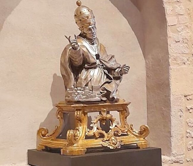 Il busto-reliquario di Celestino V, dopo il restauro, è tornato nella Basilica di Santa Maria di Collemaggio